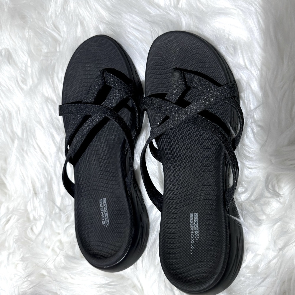 Sketchers‎ black flip flops